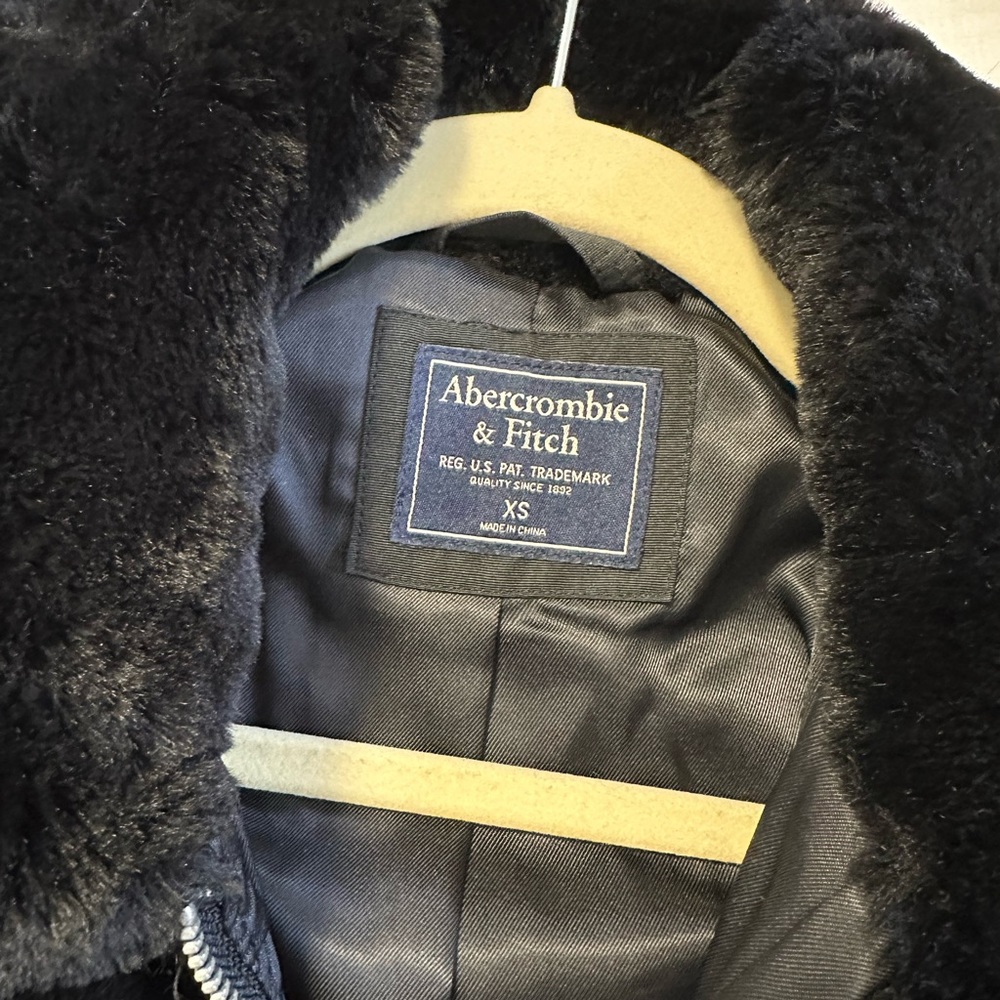 Like New Abercrombie & Fitch Black Faux Fur Bomber Jacket Coat Size XS - Picture 4 of 4